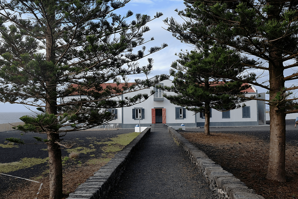 ferraria açores são miguel looking around
