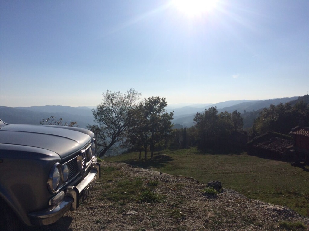 geres looking around