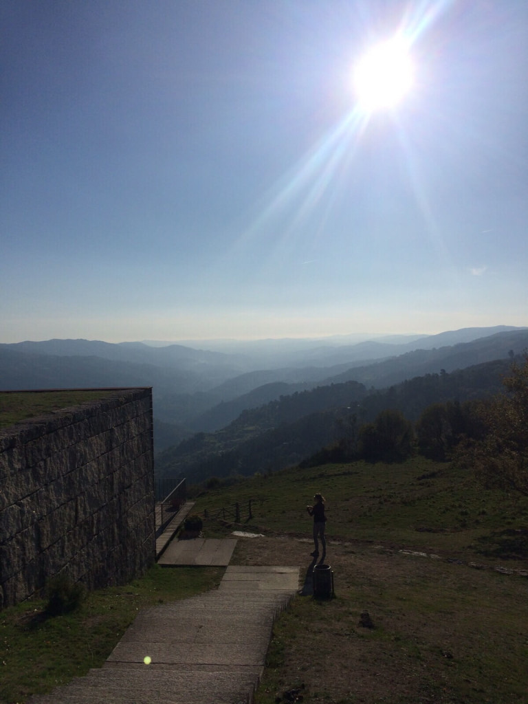 geres looking around