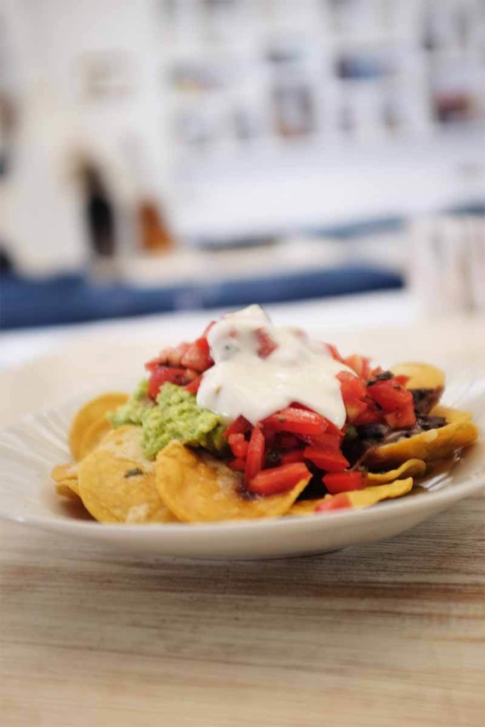 Nachos com guacamole, fijão preto e tomate 