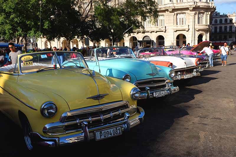 Carros antigos em Havana