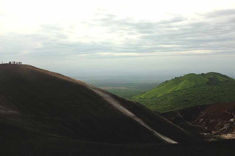 Do topo do vulcão admirando a paisagem