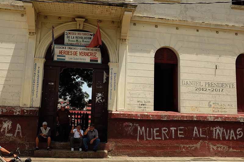 Revolucionários à porta do Museu da Revolução