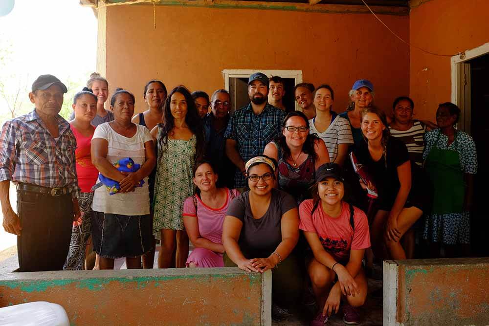 Grupo estudantes, professora Hellen, Gabriela da ONG Aprender